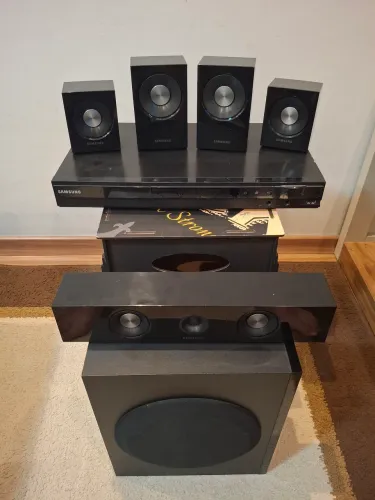Vendo Home Theater Samsung 5.1 completo, em ótimo estado e funcionando perfeitamente.