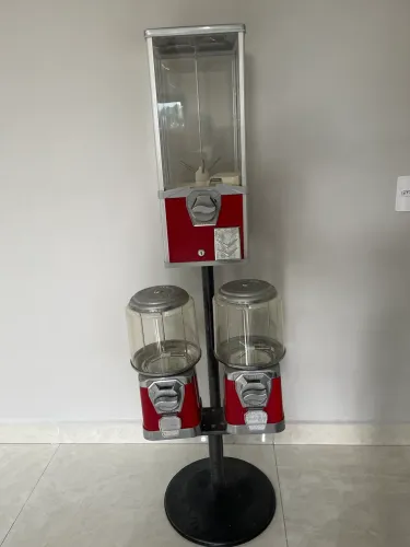 Vendo máquina de bolinhas com três divisorias