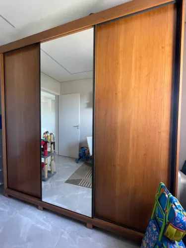 Guarda roupas casal grande com espelho