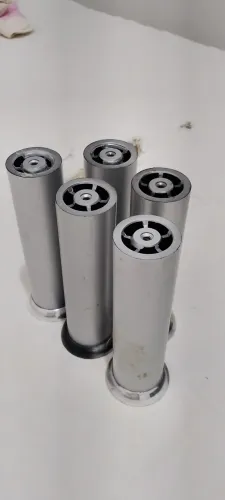 CONJUNTO DE PÉS PARA GABINETE - 5 UNIDADES + PARAFUSOS  Vendo 5 pés usados para gabinete e