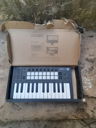 Teclado piano midi novation mini mk3 semi-novo  com 5 software ainda na caixa 
