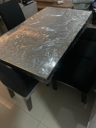 Vendo mesa e cadeiras de 6 lugares