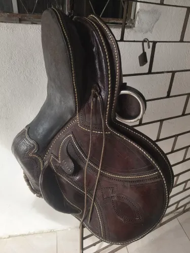 Vendo sela para cavalo da marca Suzana, Original toda em couro.