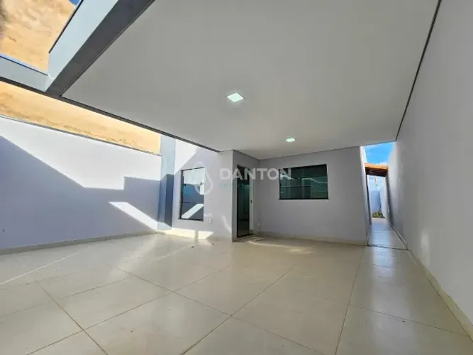 Casa a venda com quintal e cozinha no fundo