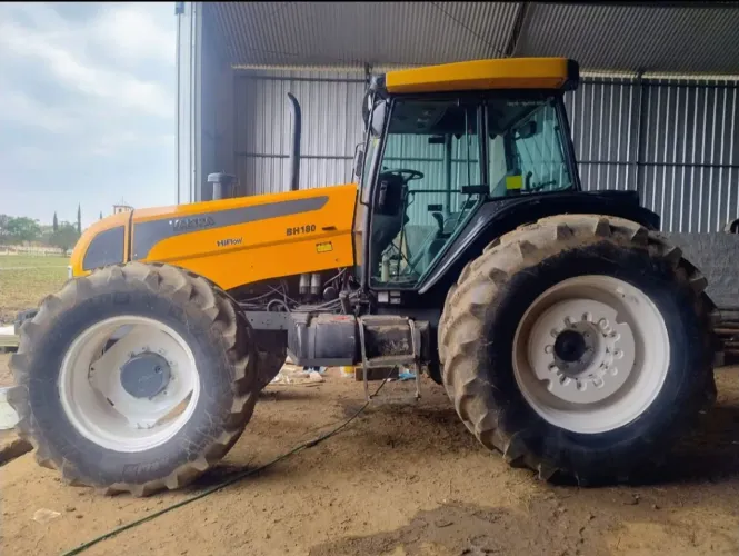 Trator Valtra BH 180, ano 2013