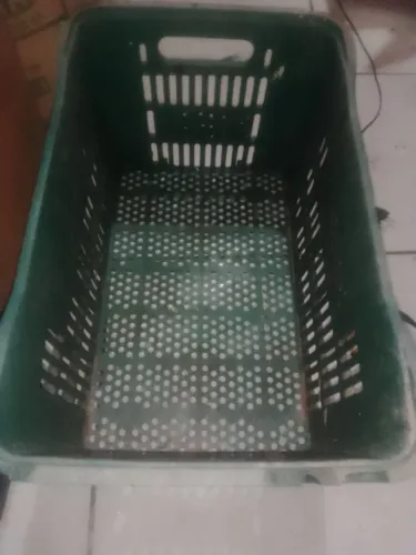VENDO ESSE CAIXOTE DE PLÁSTICO 