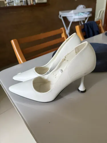 Salto scarpin branco usado 1 vez novinho bico fino 