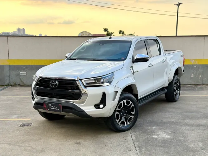 Toyota Hilux CD SRX Plus 4X4 2.8 TDI Die. Aut. 2024