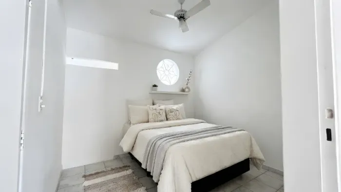Ótimo apartamento com dois quartos no bairro do Cordeiro