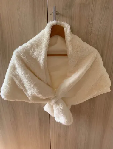 Estola branca de pele sintética - elegante para festa ou casamento