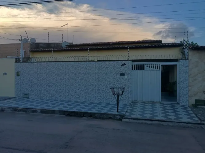 Vende-se casa reformada