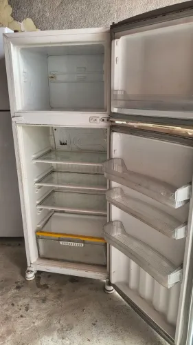 Geladeira retirada de peças