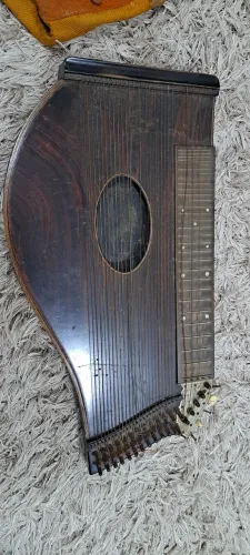 Antiguidades / instrumento de cordas antigo / Cítara de mesa (Zither)