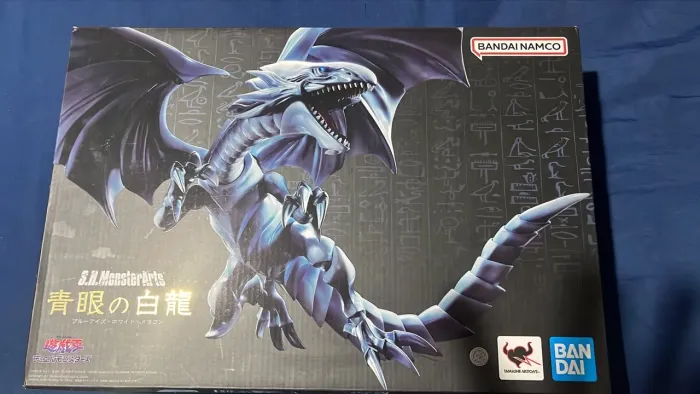 Dragão Branco de olhos azuis