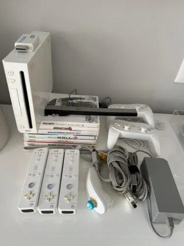 Lote Nintendo Wii desbloqueado + Jogos + Controles + acessórios