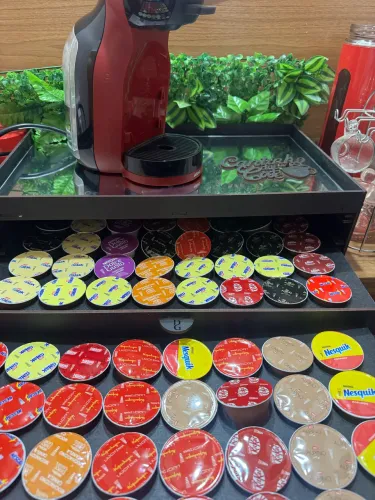 cafeteira Nescafé Dolce Gusto com 80 cápsulas e suporte em MDF espelhado