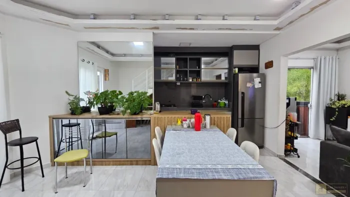 Sobrado Triplex à Venda no Fazenda Itajaí | 2 Suítes
