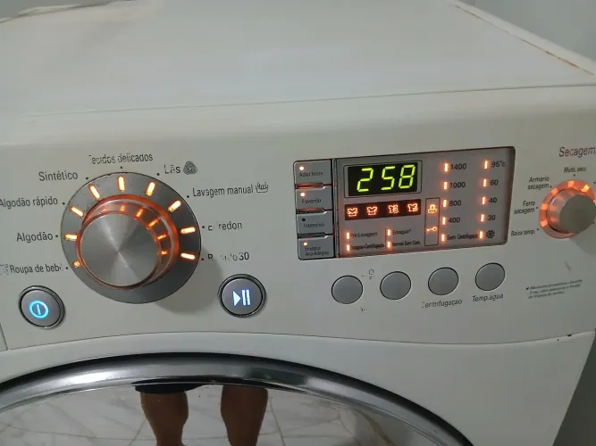 Lava e seca LG funcionando 