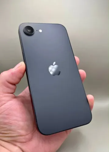 Vendo iPhone 16e 128g na garantia Apple com nota fiscal , carregador . Valor .2.399$