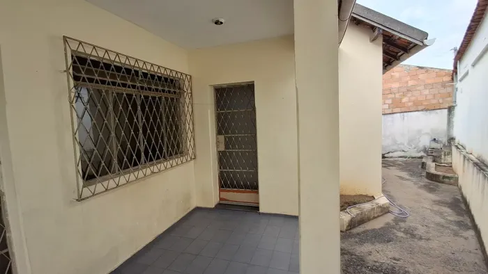 Duas casas em lote de 420M ao lado da estação BH bus