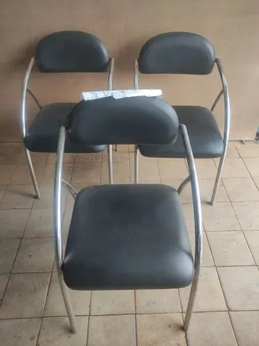 Poltrona , assento estofado pés em aço tubular cromado 