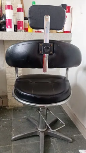 Cadeira hidráulica para salão de cabeleireiro semi nova de Cirino na cor preta  