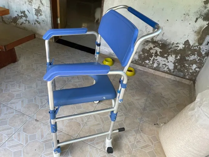 Cadeira de Banho Higiênica - Pouco Usada