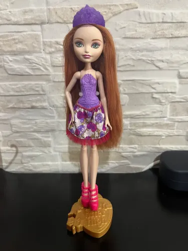 Boneca Holly Salão Ever After High