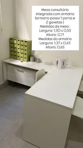 Vende- se mesa super conservada, com armario bem espaçoso,em formato de L.