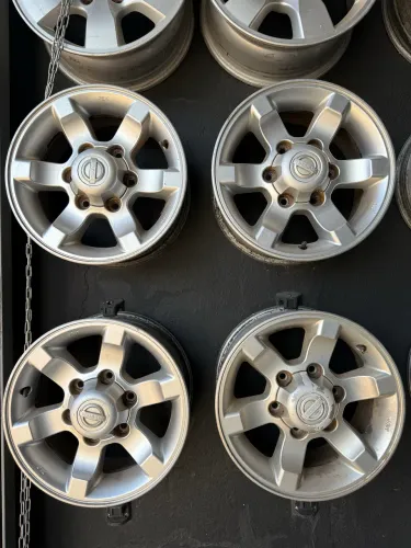 Jogo de roda Nissan Frontier aro 15 2002 
