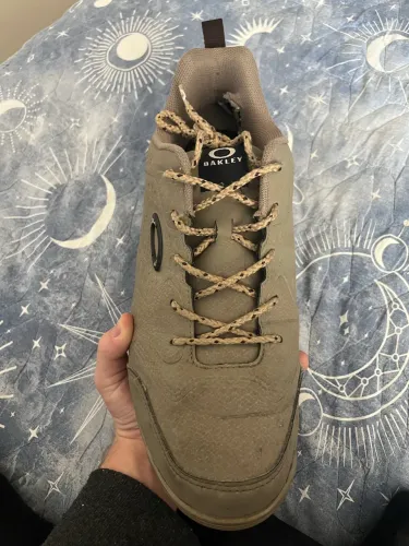 Bota Oakley
