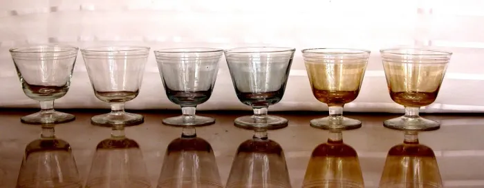 Antigo e Raro conjunto com 6 taças para licor em vidro formato cônico.