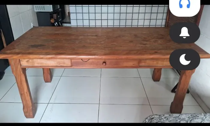 Mesa de madeira maciça com 06 cadeiras