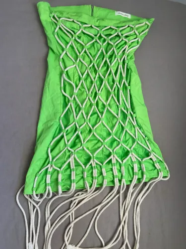 VESTIDO VERDE COM DETALHES TRANÇADOS