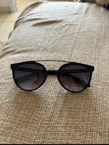 Óculos da guess original sem avarias numeração 52 Obs : estou sem a case dele