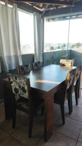 Mesa em madeira com 6 cadeiras estofadas