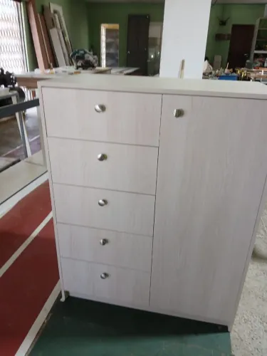 Cômoda com gavetas e porta