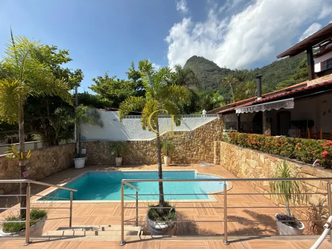 Casa no condomínio Eldorado com 05 quartos.