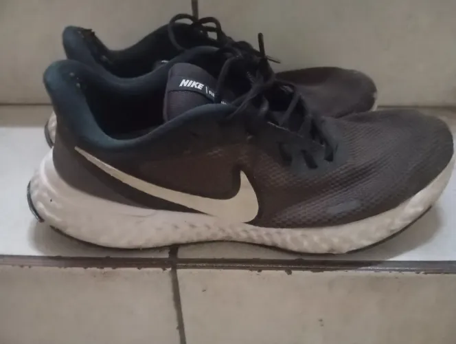 Tênis Nike revolution