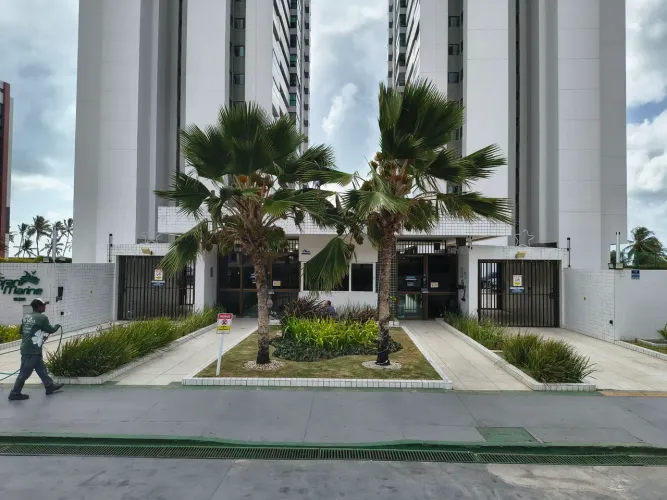 Vendo apartamento no Gran Marine, 3/4, dependência, 03 vagas, 145m2, vista mar