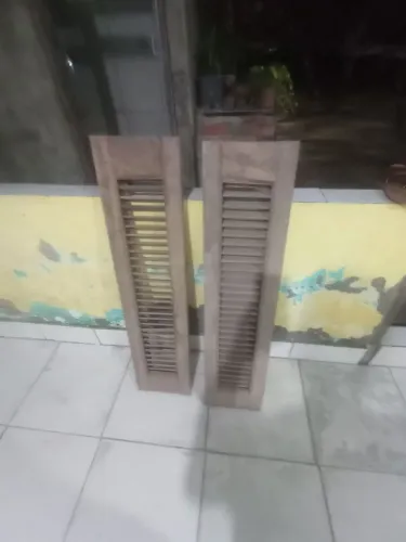 Vendo 2 janela de madeira médida 1×10tiver interesse só chamar no WhatsApp 98 9 *