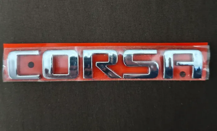 Emblema "CORSA" do Corsa C Hatch / Sedan - Novo