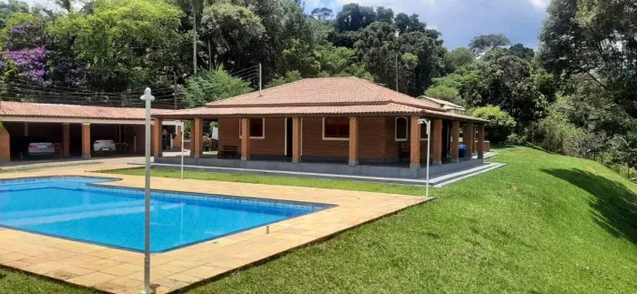Charmosa Chácara com 24.000m² com piscina à Venda em Extrema - MG