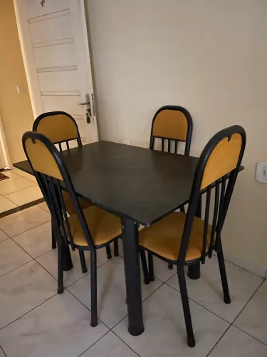 Mesa de jantar com 4 cadeiras