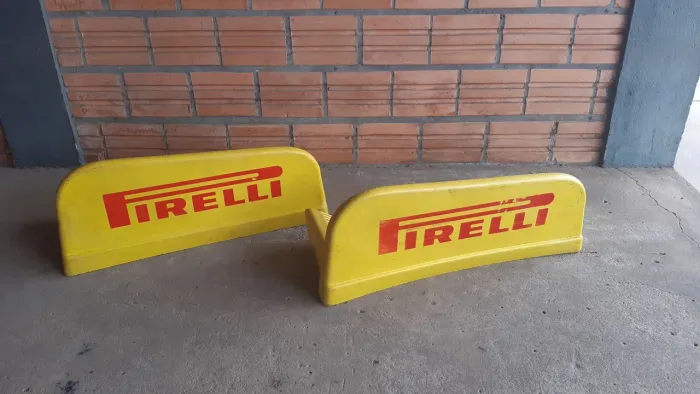 Expositores Pneus Pirelli