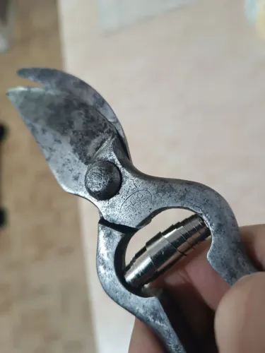 Vendo tesoura antiga de poda marca G.L.C paris .