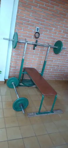 Banco de supino, duas barras (120 e 150 cm), 4 anilhas de 15kg e 2 anilhas de 10kg. Opor