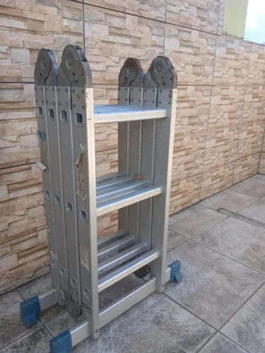 ESCADA ARTICULADA EM ALUMÍNIO