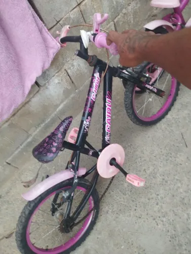 Vende se 2 bicicleta excelente semi nova de criança de 6 anos