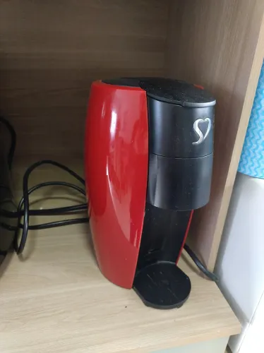 Cafeteira TRÊS cápsulas.